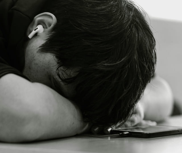 Mio figlio non studia e la psicologia spiega perché non è pigrizia